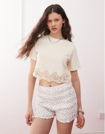 lace hem short sve t-shirt in buttermilk