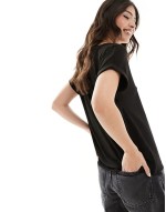 soft round neck t-shirt in black